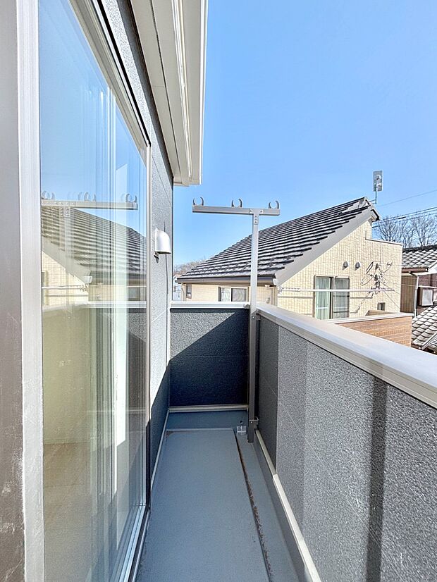 【バルコニー】ゆったりバルコニーだから沢山お洗濯ものを干せます。