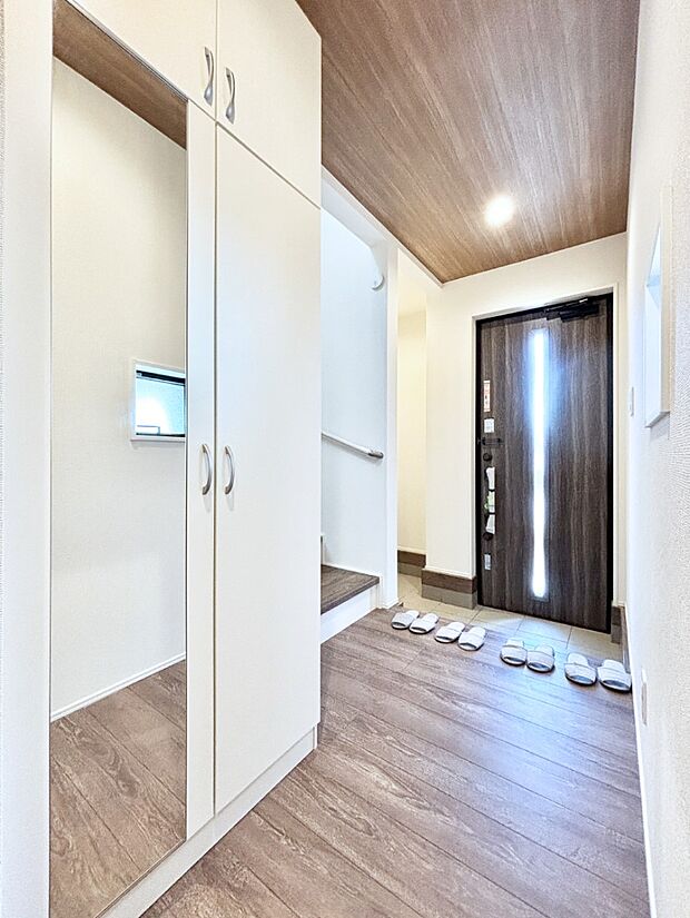 【玄関】ミラー付きシューズボックスはお出かけ前の身だしなみチェックに便利