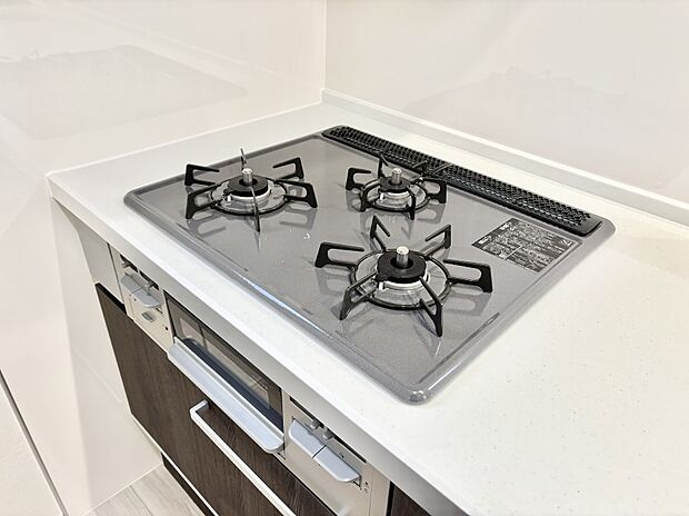 【Ｓｉセンサーコンロ】ガスコンロはＳｉセンサー搭載。火力調節や焦げ付き・消し忘れも防いでくれます。