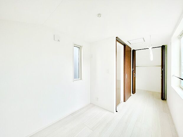 【寝室】やさしい光がさしこむ居室はしっかり収納付き  