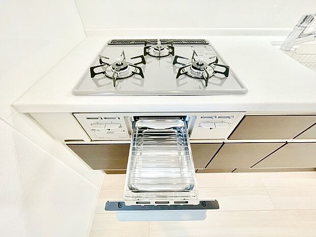 【Ｓｉセンサーコンロ】ガスコンロはＳｉセンサー搭載。火力調節や焦げ付き・消し忘れも防いでくれます。