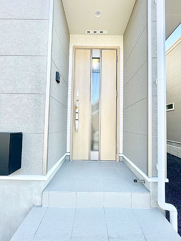 【玄関】大切な家族、来客を出迎える玄関。玄関前は屋根付きで雨が降っていても濡れにくいです。