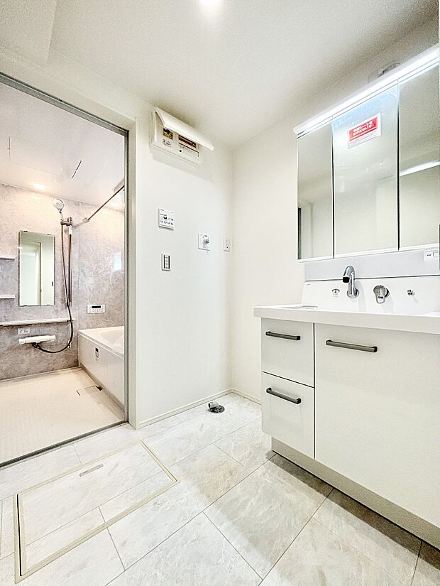 【脱衣場】清潔感ある洗面化粧室で朝の身支度も快適  