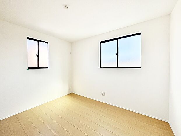 【子供部屋】２面採光で気持ちよく自然光が取り入れられるのでお子様のお部屋にもピッタリ