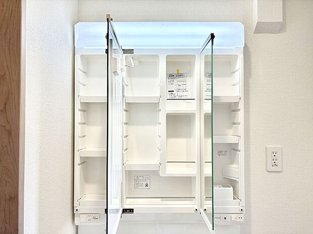 【三面鏡裏収納】三面鏡の裏に、化粧品や衛生用品などを収納可能。洗面台をすっきりと保ちます！