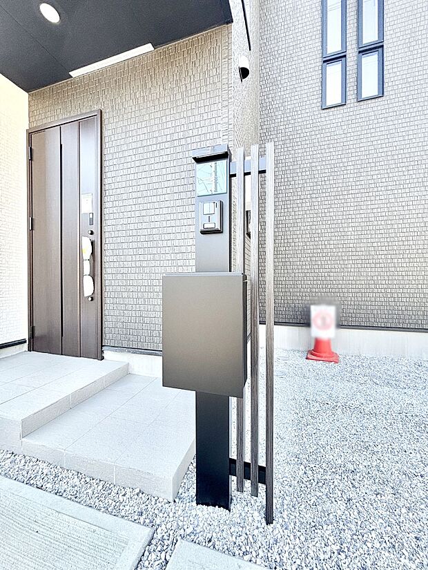 【その他現地】シンプルデザインのポスト。