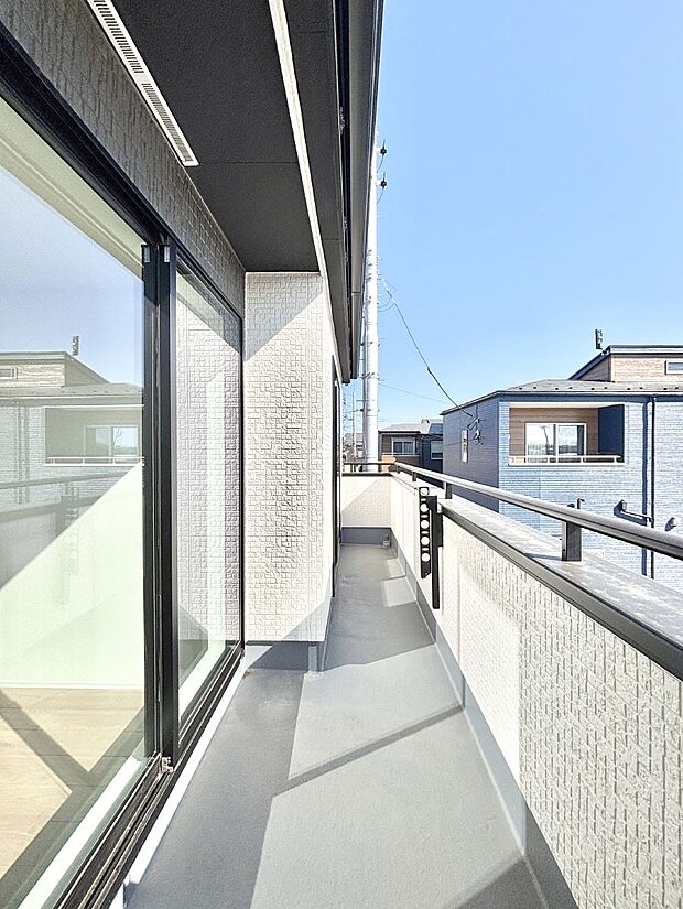 【バルコニー】暖かな陽光が降り注ぐバルコニーはお洗濯におすすめ。爽やかな風も心地よいです。 