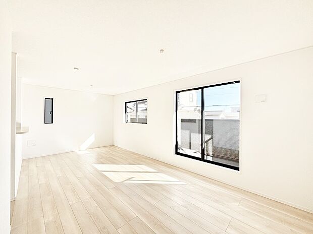 【ダイニング】大きな窓からたっぷりの陽光と風を感じられるリビング  