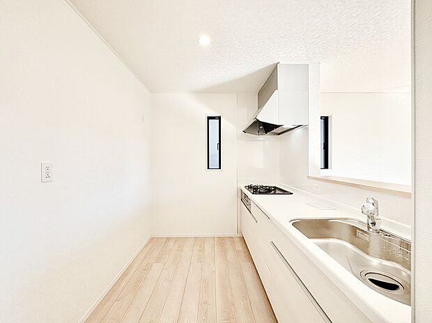 【キッチン】爽やかな風が通り抜けるキッチン。窓があるので明るく換気にも役立ちます。  