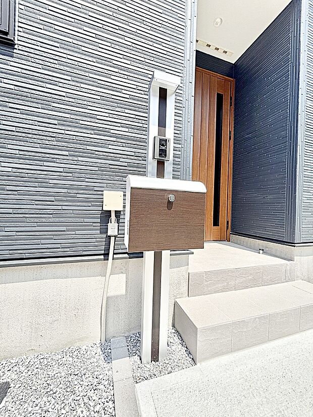 【その他現地】表札・インターホン・ポストをひとつに集約。エントランスになじむシンプルデザイン。