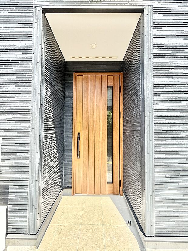 【玄関】大切な家族、来客を出迎える玄関。玄関前は屋根付きで雨が降っていても濡れにくいです。 