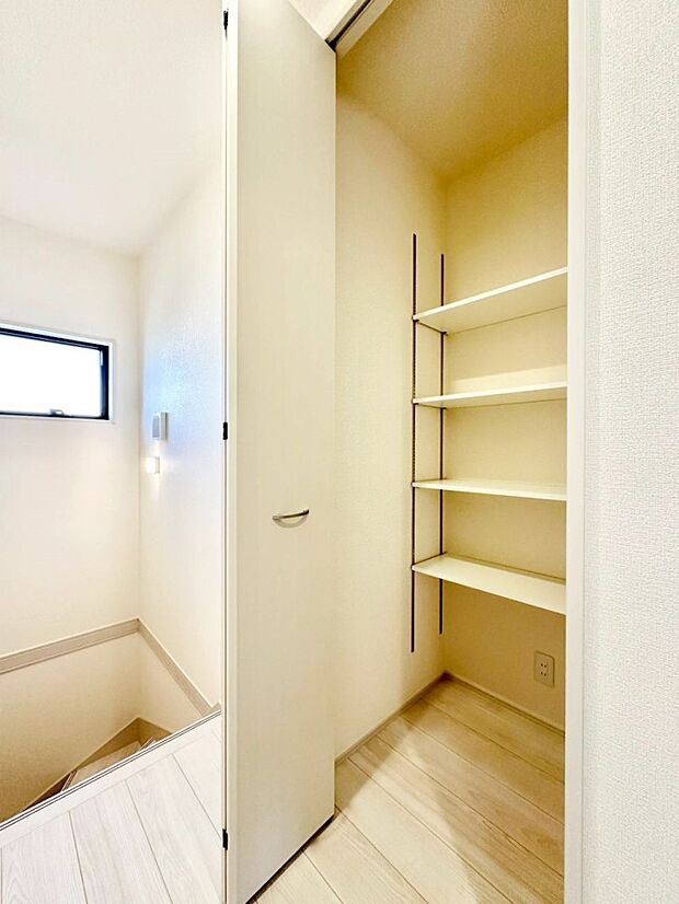 【収納】2階廊下収納には掃除用品や日用品のストックなどを収納できます。　
