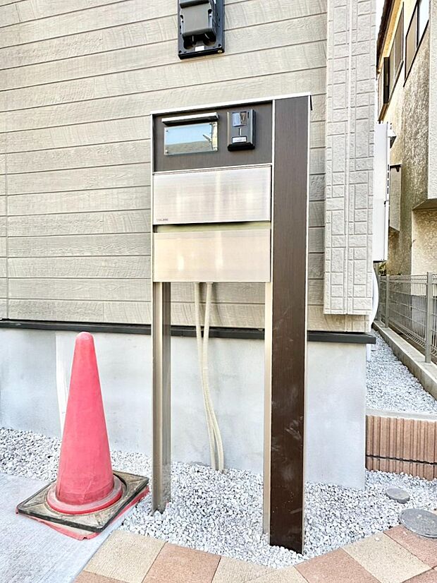 【その他現地】表札・インターホン・ポストをひとつに集約。エントランスになじむシンプルデザイン。