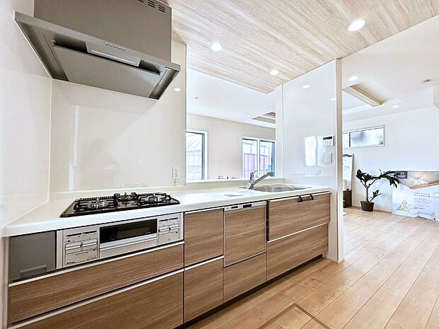 【キッチン】ゆとりあるキッチンではご家族と楽しくお料理ができます。