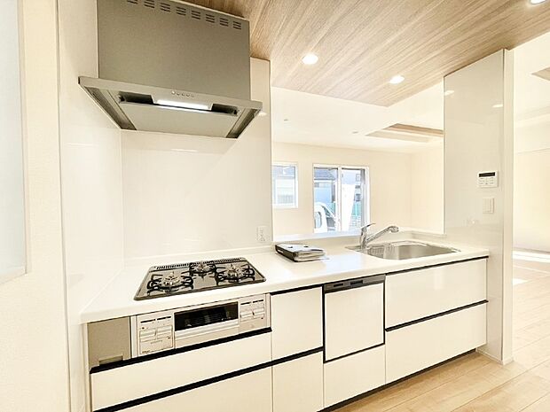 【ダイニングキッチン】料理をしながらでもご家族との会話を楽しめる対面キッチン