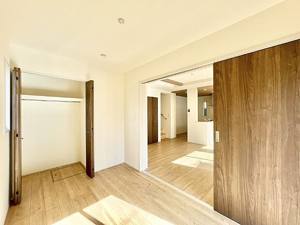 【子供部屋】リビング横の洋室は引き戸を開ければリビングと一体に。閉じれば独立した洋室に。