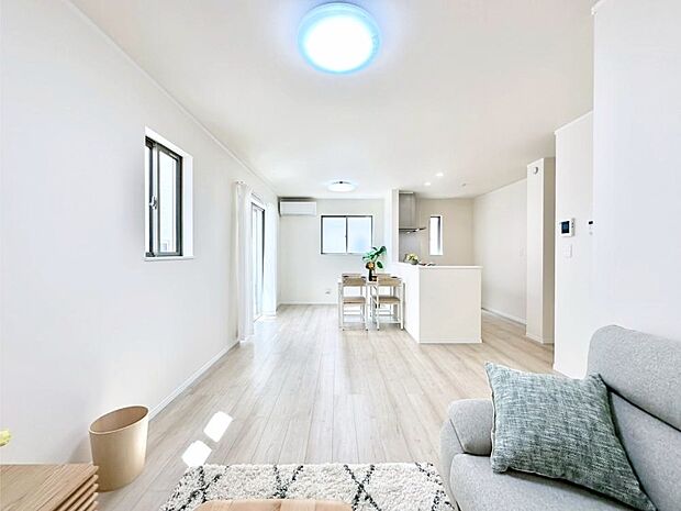 【ダイニング】シンプルなデザインなのでインテリアを考えるのも楽しみですね！