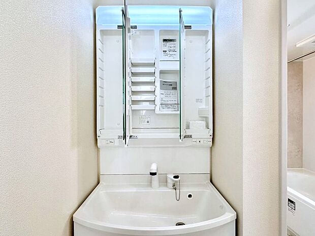 【三面鏡裏収納】三面鏡の裏に、化粧品や衛生用品などを収納可能。洗面台をすっきりと保ちます！