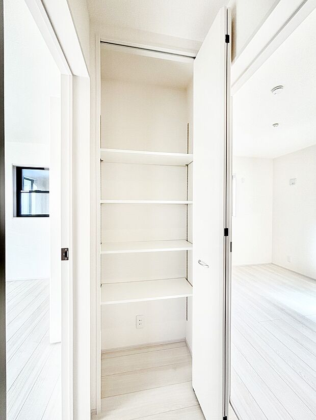 【廊下収納】廊下収納。掃除道具や季節の小物を収納することができます。