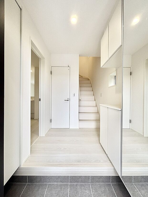 【玄関】明るい玄関はお客様をお出迎えするのにぴったりです!