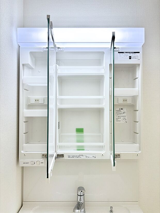 【三面鏡裏収納】三面鏡の裏に、化粧品や衛生用品などを収納可能。洗面台をすっきりと保ちます!