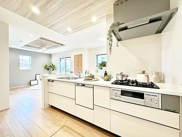 【キッチン】毎日使うキッチンだから、使いやすさ＆お手入れのしやすさにこだわりました。 