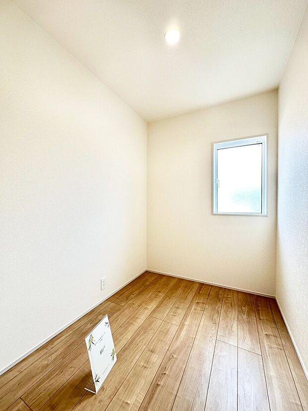 【その他内観】2階にある納戸。収納や趣味のスペースなど多用途に使えて便利です。  