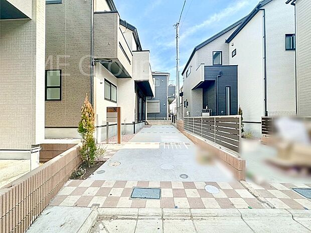 【駐車場】2台（車種による）駐車可！ご家族みんなの自転車も置ける広々カースペース。