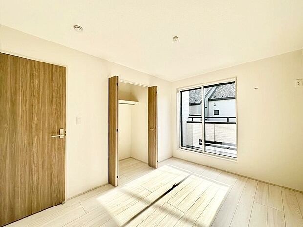 【洋室】バルコニーが開放感をプラスしてくれる洋室