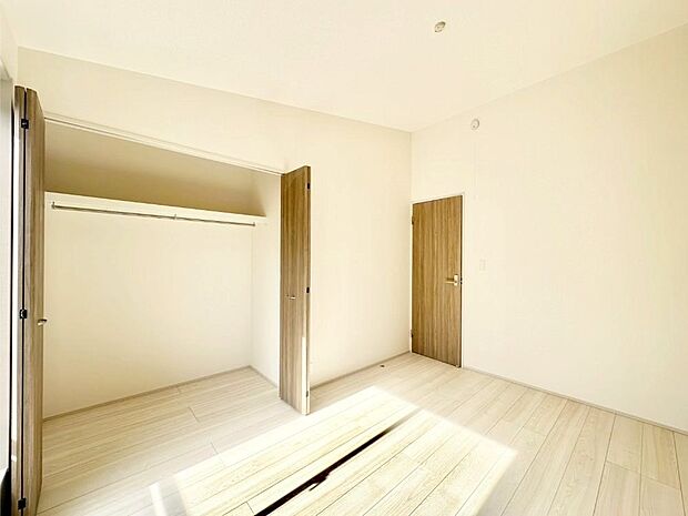 【寝室】収納が充実しているので居住スペースを広々使えます