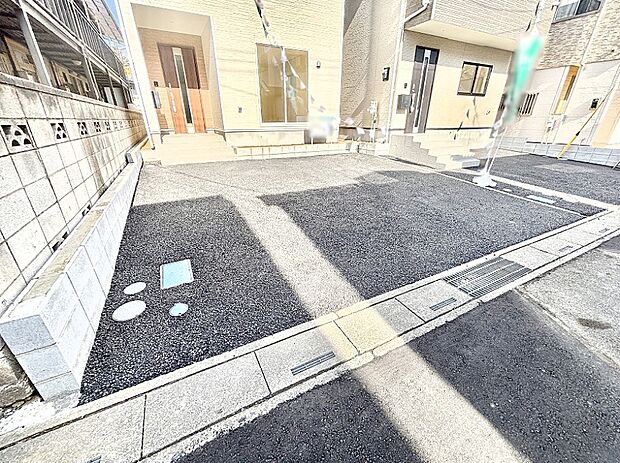 【駐車場】車の出し入れスムーズ！並列駐車2台分のカースペース付きです。