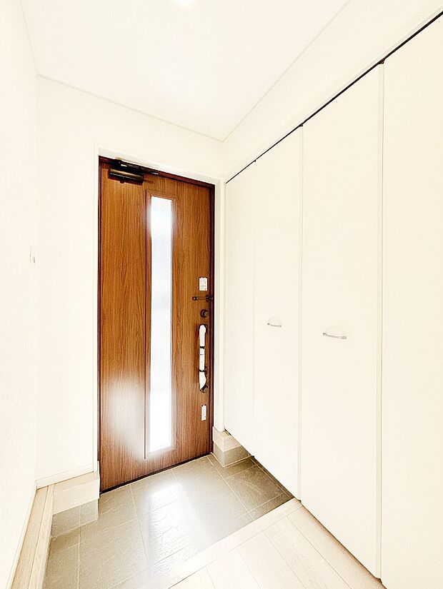 【玄関】明るい陽光が入り込む玄関。ご家族の靴もスッキリ収納できる玄関収納付きです！