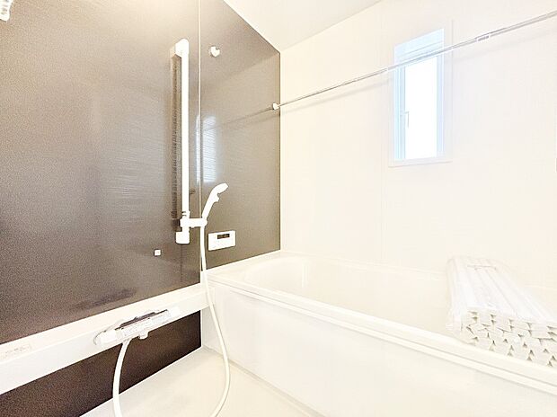 【浴室】落ち着きのあるダークカラーを基調にしたバスルームで1日の疲れをリフレッシュ！