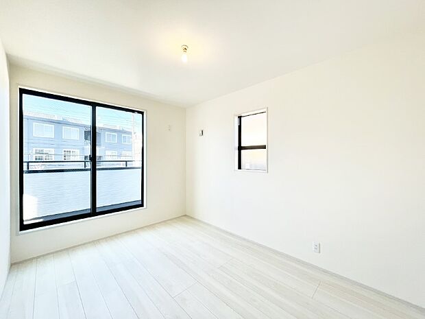 【寝室】明るいバルコニーサイドに洋室を設置。目覚めの良い寝室に。 