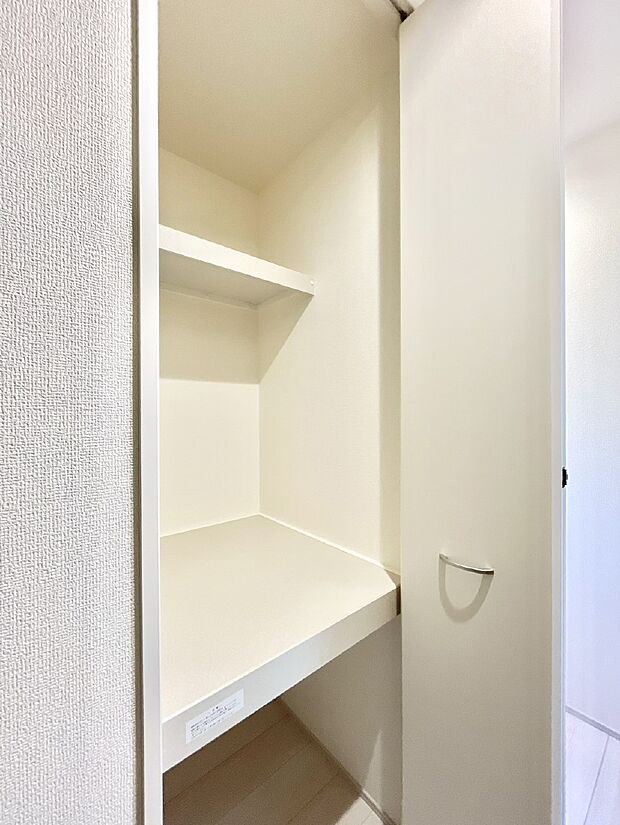 【廊下収納】廊下収納。掃除道具や季節の小物を収納することができます。