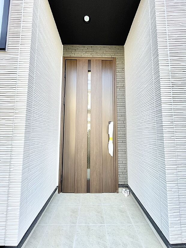 【玄関】大切な家族、来客を出迎える玄関。