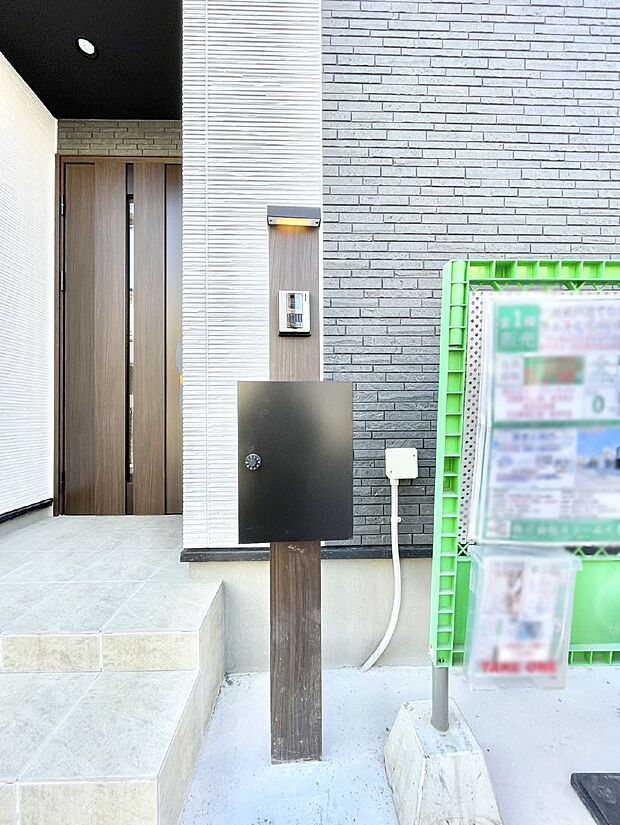 【その他現地】シンプルデザインのポスト。