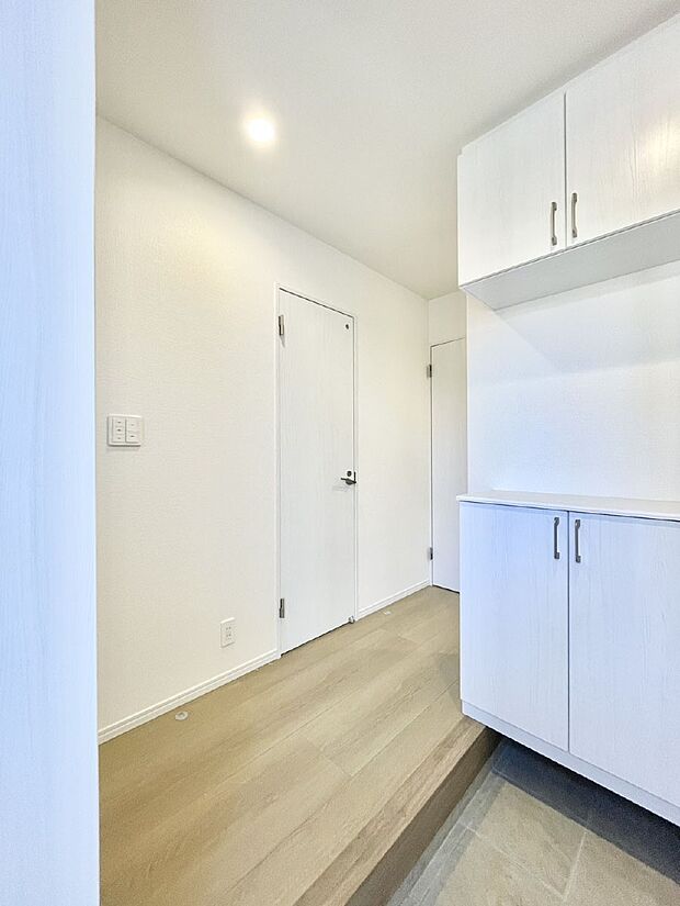 【玄関】家族の帰宅やお客様をあたたかく迎える玄関