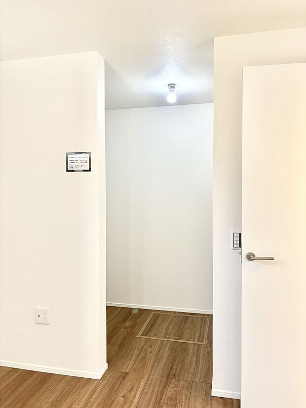 【ウォークインクローゼット】ウォークインクローゼット付きで生活空間を広く利用できます。