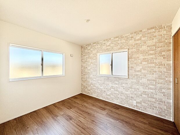 【洋室】2面採光を確保した明るい空間。家族みんなが快適な暮らしを実現する設計です。