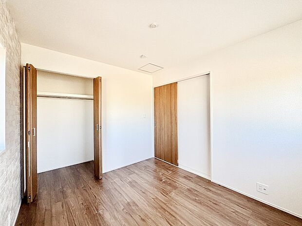 【洋室】やさしい光がさしこむ居室はしっかり収納付き