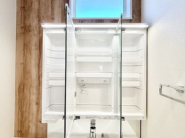 【三面鏡裏収納】三面鏡の裏に、化粧品や衛生用品などを収納可能。洗面台をすっきりと保ちます!