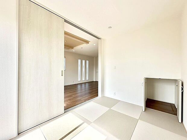 【和室】リビングと隣り合っている和室。ほっと一息できる和の空間も忘れずに。 