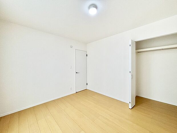 【洋室】収納が充実しているので、居住スペースを広く使えます。