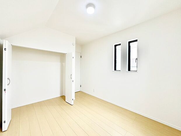 【子供部屋】窓からのやさしい光が心地よいプライベートルーム