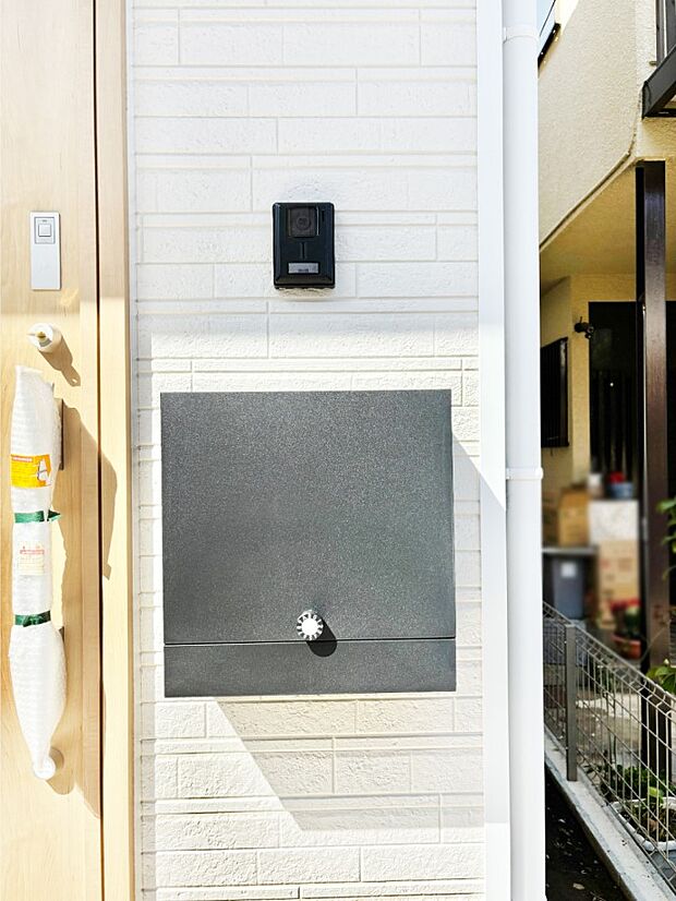 【その他現地】シンプルデザインのポスト。