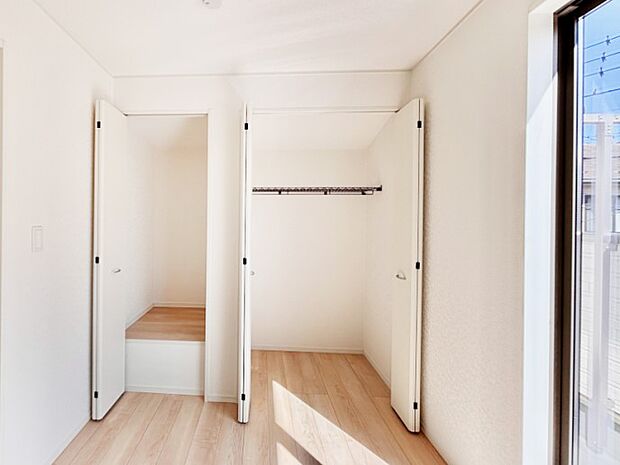 【収納】洋室のクローゼット。奥行きがあるので厚手の衣類もすっきり収まります。
