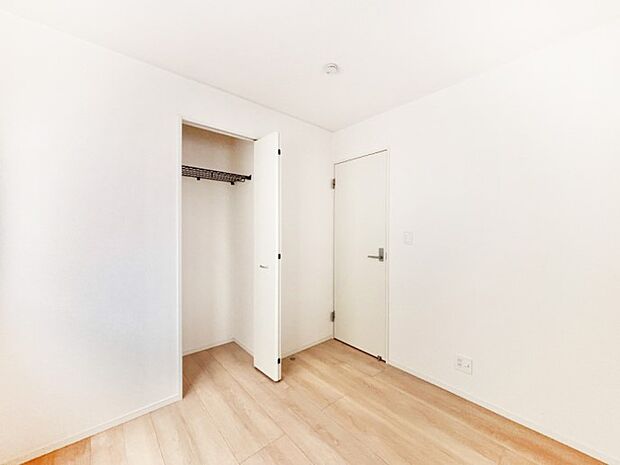 【洋室】ナチュラルなフローリングはどんなインテリアにもマッチ。  