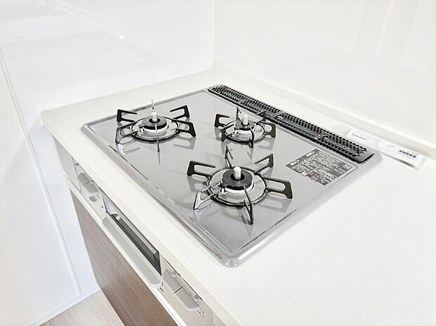 【Ｓｉセンサーコンロ】ガスコンロはＳｉセンサー搭載。火力調節や焦げ付き・消し忘れも防いでくれます。