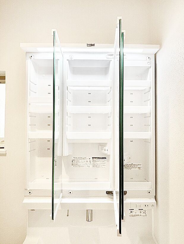 【三面鏡裏収納】三面鏡の裏に、化粧品や衛生用品などを収納可能。洗面台をすっきりと保ちます！